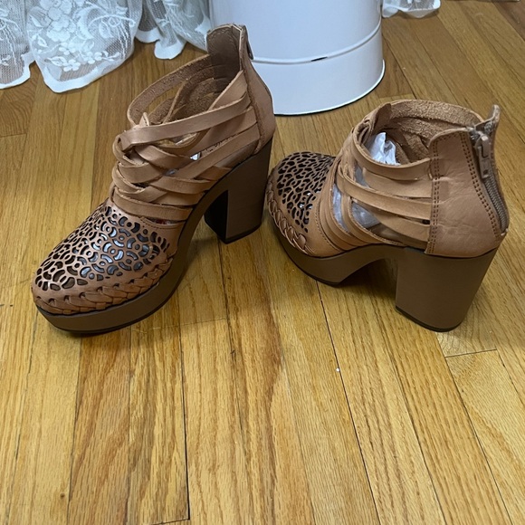 “Ethnic” Women's Tan Strap/Zipper Sandals SZ: (8) Leather NNBox New Tried On - Picture 5 of 10